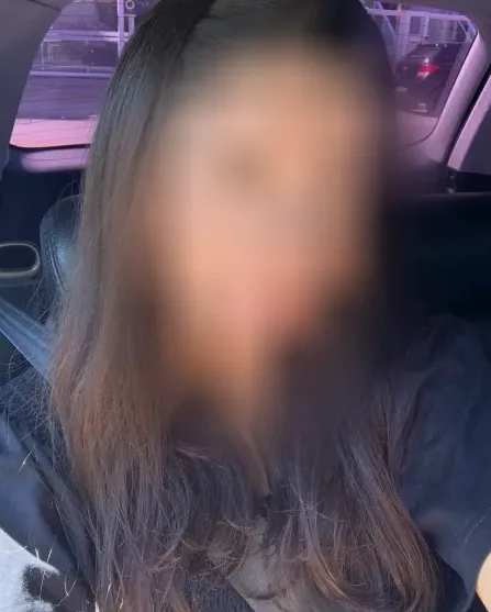 Mia, 28